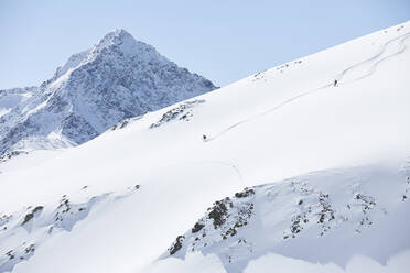 Zwei Skifahrer beim Abfahrtslauf in den Bergen, Kühtai, Tirol, Österreich - CVF01515