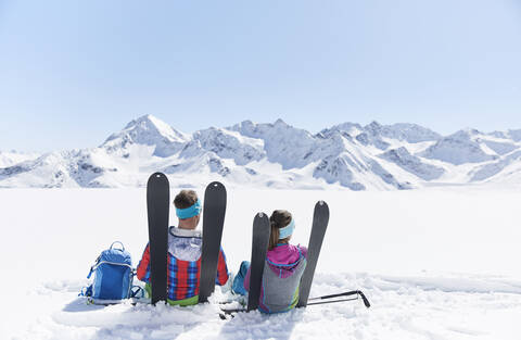 Skitourengeher-Paar bei einer Pause in den Bergen, Kühtai, Tirol, Österreich, lizenzfreies Stockfoto