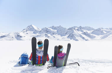 Skitourengeher-Paar bei einer Pause in den Bergen, Kühtai, Tirol, Österreich - CVF01516