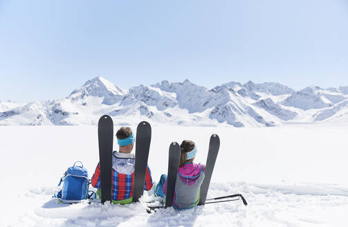Skitourengeher-Paar bei einer Pause in den Bergen, Kühtai, Tirol, Österreich - CVF01516