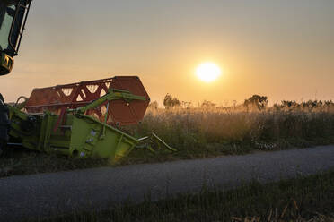 Ökologischer Landbau, Weizenfeld, Ernte, Mähdrescher am Abend - SEBF00214