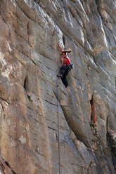 Ein Felskletterer in El Chorro, Andalusien, Spanien, Europa - RHPLF09193