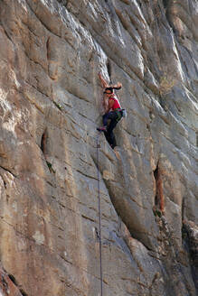 Ein Felskletterer in El Chorro, Andalusien, Spanien, Europa - RHPLF09193