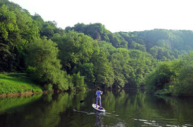 Paddelboardfahrer in der Wye Valley Gorge, Fluss Wye, Monmouthshire, Wales, Vereinigtes Königreich, Europa - RHPLF09206