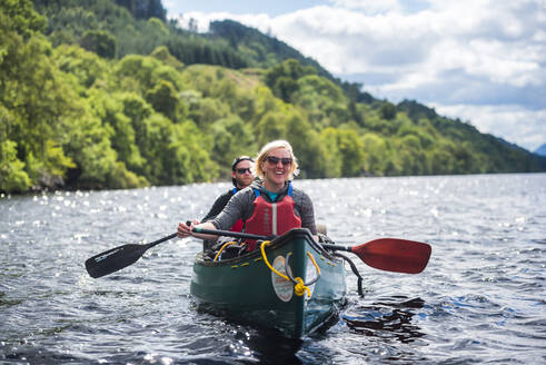 Kanufahrt auf dem Loch Ness-Abschnitt des Caledonian Canal, in der Nähe von Fort Augustus, Schottische Highlands, Schottland, Vereinigtes Königreich, Europa - RHPLF09214