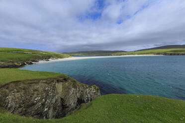 St. Ninian's Isle, weißer Muschelsandstrand, größtes Tombolo im Vereinigten Königreich, South West Mainland, Shetlandinseln, Schottland, Vereinigtes Königreich, Europa - RHPLF09219