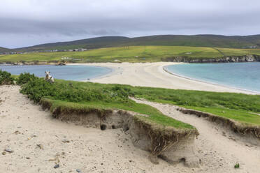 Blick auf Bigton, St. Ninian's Isle, weißes Strandtombolo, Festland, Shetlandinseln, Schottland, Vereinigtes Königreich, Europa - RHPLF09222