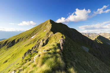 Wanderer auf steilem Grat beim Aufstieg zum Monte Azzarini, San Marco Pass, Albaredo Tal, Orobie Alpen, Lombardei, Italien, Europa - RHPLF09237