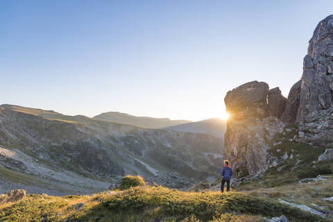 Die letzten Sonnenstrahlen verschwinden hinter einer Felswand nach einem Trekkingtag im Rila-Gebirge, Bulgarien, Europa, lizenzfreies Stockfoto