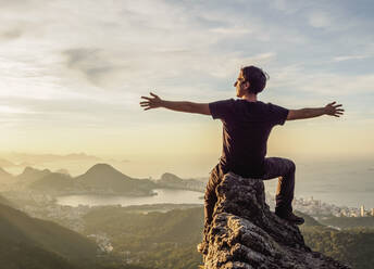 Wanderer genießt die Aussicht auf Rio de Janeiro vom Pedra da Proa, Tijuca Forest National Park, Staat Rio de Janeiro, Brasilien, Südamerika - RHPLF09261