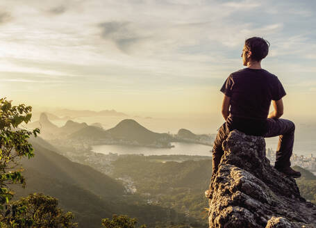Wanderer genießt die Aussicht auf Rio de Janeiro vom Pedra da Proa, Tijuca Forest National Park, Staat Rio de Janeiro, Brasilien, Südamerika - RHPLF09262