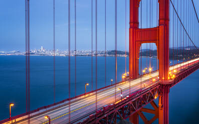 Blick auf die Golden Gate Bridge vom Golden Gate Bridge Vista Point in der Abenddämmerung, San Francisco, Kalifornien, Vereinigte Staaten von Amerika, Nordamerika - RHPLF09274
