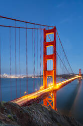 Blick auf die Golden Gate Bridge vom Golden Gate Bridge Vista Point in der Abenddämmerung, San Francisco, Kalifornien, Vereinigte Staaten von Amerika, Nordamerika - RHPLF09275