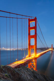 Blick auf die Golden Gate Bridge vom Golden Gate Bridge Vista Point in der Abenddämmerung, San Francisco, Kalifornien, Vereinigte Staaten von Amerika, Nordamerika - RHPLF09275