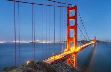 Blick auf die Golden Gate Bridge vom Golden Gate Bridge Vista Point in der Abenddämmerung, San Francisco, Kalifornien, Vereinigte Staaten von Amerika, Nordamerika - RHPLF09276