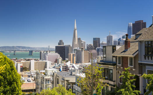 Straßenansicht der Transamerica Pyramid und der Oakland Bay Bridge, San Francisco, Kalifornien, Vereinigte Staaten von Amerika, Nordamerika - RHPLF09282