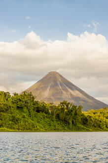 Arenalsee und Vulkan Arenal, im Arenal-Nationalpark, Provinz Alajuela, San Carlos, Costa Rica, Mittelamerika - RHPLF09304