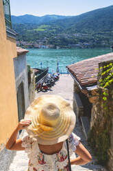 Frau mit Hut auf Monte Isola, der größten Seeinsel in Europa, Provinz Brescia, Lombardei, Italien, Europa - RHPLF09306