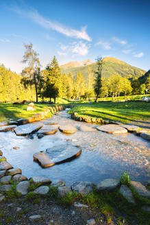 Septemberlicht im Sozzine-Tal in Ponte di Legno, Vallecamonica (Val Camonica), Provinz Brescia, Region Lombardei, Italien, Europa - RHPLF09314