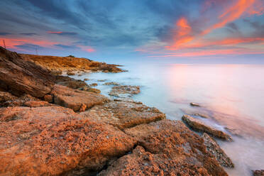 Felsen an der Küste des Salento bei Sonnenuntergang, Dünen von Campomarino, Provinz Tarent, Apulien, Italien, Europa - RHPLF09321