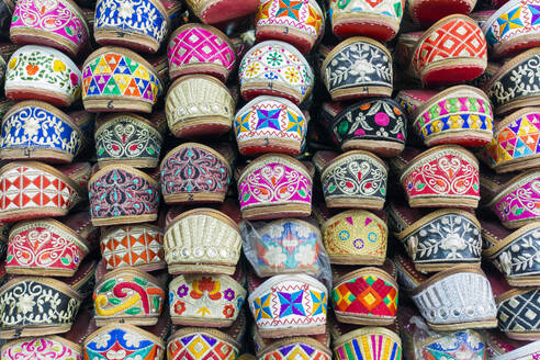 Traditionelle indische Hausschuhe zu verkaufen, Amritsar, Punjab, Indien, Asien - RHPLF09337
