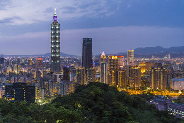 City skyline and Taipei 101 building in the Xinyi district, Taipei, Taiwan, Asia - RHPLF09340