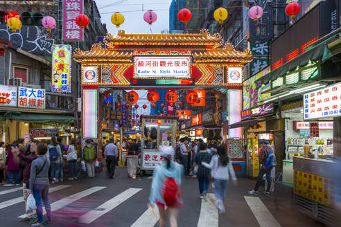 Nachtmarkt in der Raohe-Straße, Bezirk Songshan, Taipeh, Taiwan, Asien - RHPLF09343