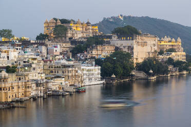 Der Pichola-See und der Stadtpalast in Udaipur, Rajasthan, Indien, Asien - RHPLF09358