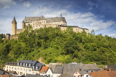 Blick auf die Burg Vianden oberhalb der Stadt, Vianden, Luxemburg, Europa - RHPLF09370