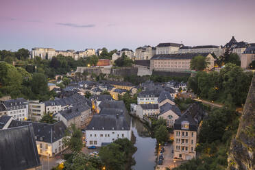Blick über den Grund (Unterstadt) auf das Saint Esprit Plateau und die Stadt dahinter, Luxemburg-Stadt, Luxemburg, Europa - RHPLF09376