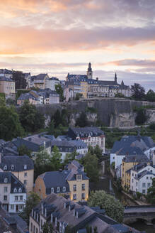 Blick über den Grund (Unterstadt) auf die Corniche (Chemin de la Corniche), Luxemburg-Stadt, Luxemburg, Europa - RHPLF09377