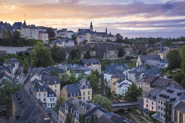 Blick über den Grund (Unterstadt) auf die Corniche (Chemin de la Corniche), Luxemburg-Stadt, Luxemburg, Europa - RHPLF09378