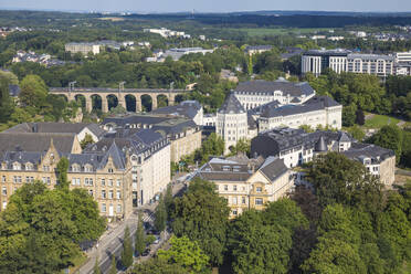 Stadtansicht mit Blick auf die Gerichtsstadt und das Eisenbahnviadukt, Luxemburg-Stadt, Luxemburg, Europa - RHPLF09380