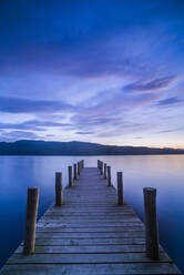 Pier am Windermere bei Sonnenuntergang, Lake District National Park, UNESCO-Weltkulturerbe, Cumbria, England, Vereinigtes Königreich, Europa - RHPLF09382