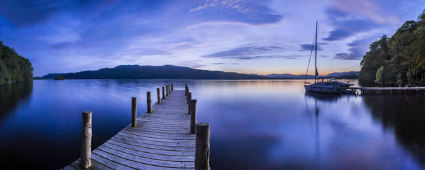 Pier am Windermere bei Sonnenuntergang, Lake District National Park, UNESCO-Weltkulturerbe, Cumbria, England, Vereinigtes Königreich, Europa - RHPLF09384