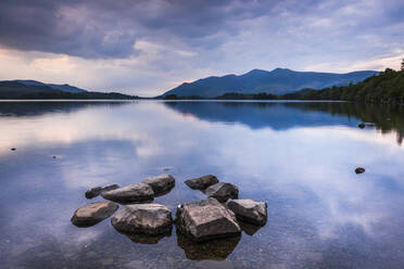 Derwent Water (Derwentwater) bei Sonnenuntergang, Lake District National Park, UNESCO-Welterbe, Cumbria, England, Vereinigtes Königreich, Europa - RHPLF09398