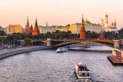 Moskwa und der Kreml, UNESCO-Weltkulturerbe, im frühen Abendlicht, Moskau, Russland, Europa - RHPLF09424