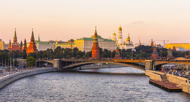 Moskwa und der Kreml im frühen Abendlicht, Moskau, Russland, Europa - RHPLF09425