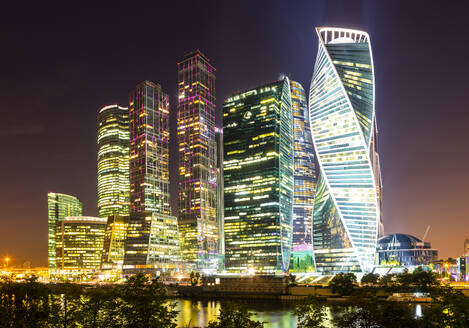 Wolkenkratzer im Geschäftszentrum des Presnensky-Bezirks, neben der Moskwa bei Nacht, Moskau, Russland, Europa - RHPLF09430