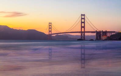 Weich fließendes Wasser spiegelt die schöne Golden Gate Bridge bei Sonnenuntergang, San Francisco, Kalifornien, Vereinigte Staaten von Amerika, Nordamerika - RHPLF09438
