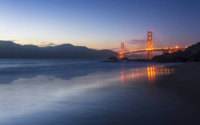 Weich fließendes Wasser spiegelt die schöne Golden Gate Bridge vom Baker Beach aus, San Francisco, Kalifornien, Vereinigte Staaten von Amerika, Nordamerika - RHPLF09439