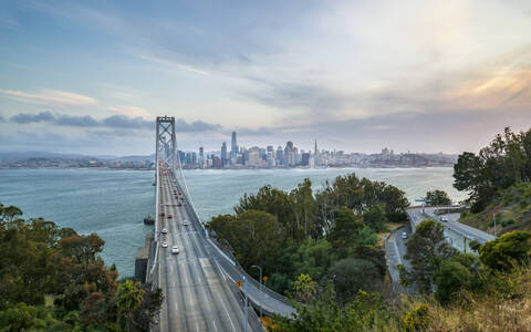 Blick auf die Skyline von San Francisco und die Oakland Bay Bridge von Treasure Island bei Sonnenuntergang, San Francisco, Kalifornien, Vereinigte Staaten von Amerika, Nordamerika, lizenzfreies Stockfoto