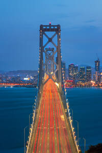 Blick auf die Skyline von San Francisco und die Oakland Bay Bridge von Treasure Island in der Abenddämmerung, San Francisco, Kalifornien, Vereinigte Staaten von Amerika, Nordamerika - RHPLF09443