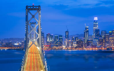 Blick auf die Skyline von San Francisco und die Oakland Bay Bridge von Treasure Island in der Abenddämmerung, San Francisco, Kalifornien, Vereinigte Staaten von Amerika, Nordamerika - RHPLF09444