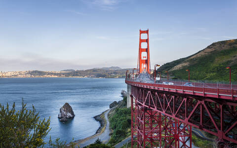 Blick auf die Golden Gate Bridge vom Golden Gate Bridge Vista Point bei Sonnenuntergang, San Francisco, Kalifornien, Vereinigte Staaten von Amerika, Nordamerika, lizenzfreies Stockfoto