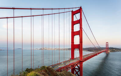 Blick auf die Golden Gate Bridge vom Golden Gate Bridge Vista Point bei Sonnenuntergang, San Francisco, Kalifornien, Vereinigte Staaten von Amerika, Nordamerika - RHPLF09447