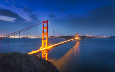 Blick auf die Golden Gate Bridge vom Golden Gate Bridge Vista Point bei Nacht, San Francisco, Kalifornien, Vereinigte Staaten von Amerika, Nordamerika - RHPLF09450