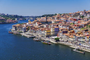 Die Ufer des Flusses Douro mit Häusern und Booten am Wasser von der Dom-Luis-I-Brücke aus gesehen, Porto, Portugal, Europa - RHPLF09452