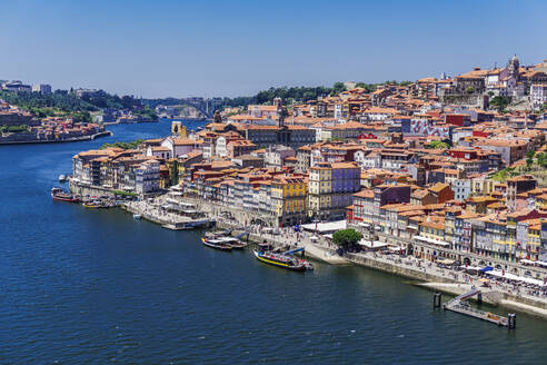 Die Ufer des Flusses Douro mit Häusern und Booten am Wasser von der Dom-Luis-I-Brücke aus gesehen, Porto, Portugal, Europa - RHPLF09452