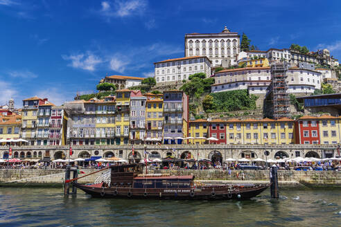 Traditionelle Häuser am Wasser im Stadtteil Ribeira und Boot auf dem Fluss Douro, Porto, Portugal, Europa - RHPLF09454
